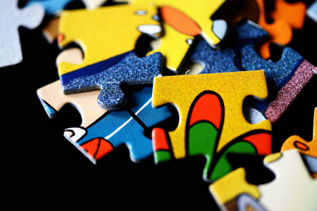 散落在黑暗背景上的儿童拼图特写照片