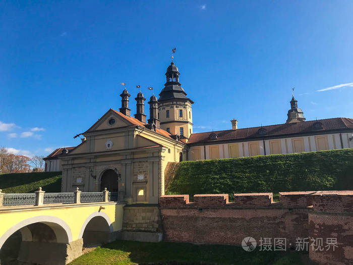 古老的, 古老的中世纪城堡与斯皮尔斯和塔, 墙壁的石头和砖包围的保护