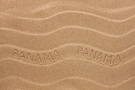 巴拿马题字在波浪的沙滩上