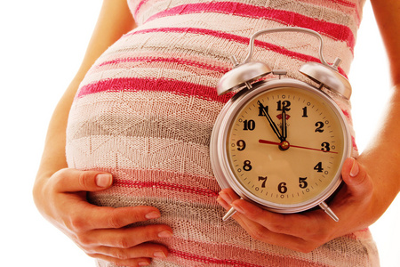 怀孕的女人控股时钟