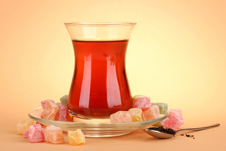 glass 的土耳其茶和 rahat 喜悦，米色背景上