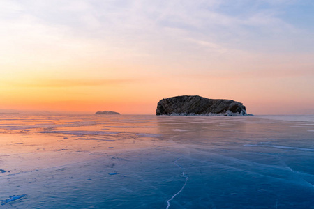 贝加尔湖冻水湖冬期与日出天际线, 自然景观背景俄罗斯