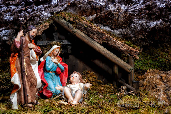 圣诞降生现场特写小屋与婴孩耶稣在马槽与玛丽和约瑟夫