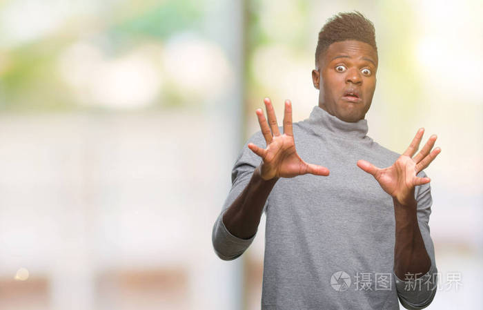 年轻的非洲裔美国人在孤立的背景下害怕和恐惧的表情用手停止手势, 在
