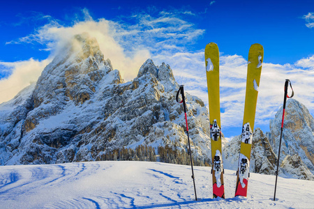 滑雪与令人惊叹的全景苍白的圣地圣马蒂诺迪卡斯特罗扎, 白云岩山, 意大利