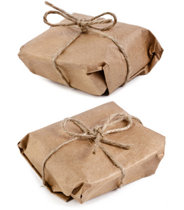 用棕色牛皮纸包裹包裹包绑绳上白色隔离照片