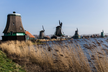 荷兰风车与运河关闭阿姆斯特丹，荷兰