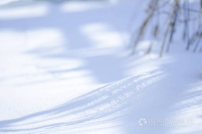冬天白色背景蓝色色调的雪纹理