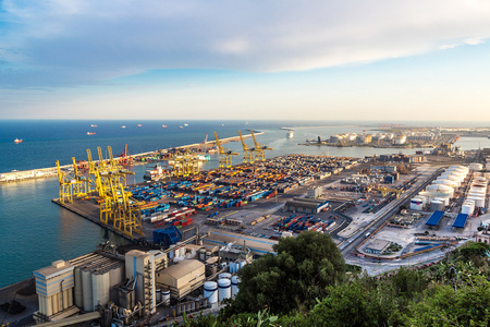 在巴塞罗那港口的全景视图