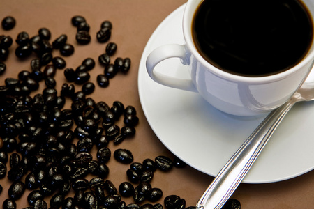 传统杯咖啡和咖啡豆烘焙