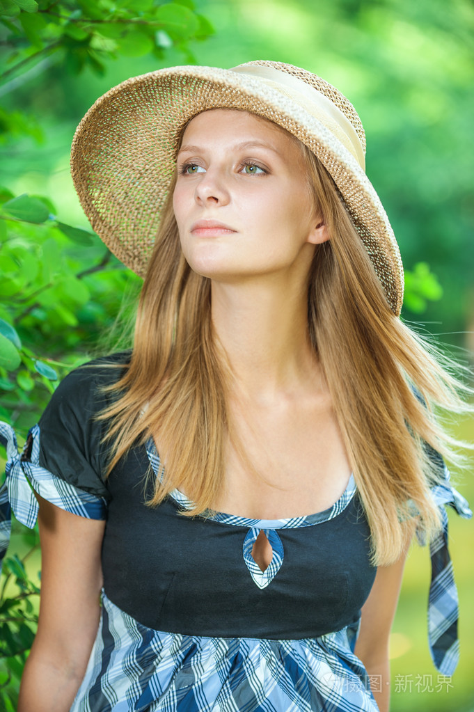 草帽的女孩