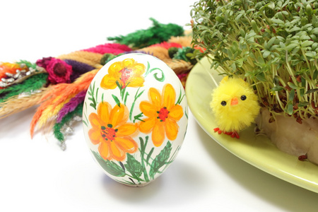 复活节鸡 彩绘的蛋 棕榈与绿色豆瓣菜