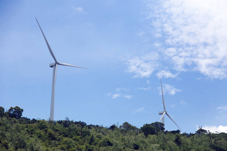 风力涡轮机在山上。生态系统中的自然能量清洁能源