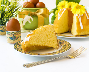 复活节早餐桌与复活节蛋糕