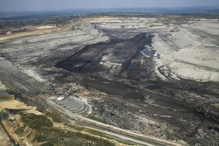 大型挖掘机在煤矿 鸟瞰图