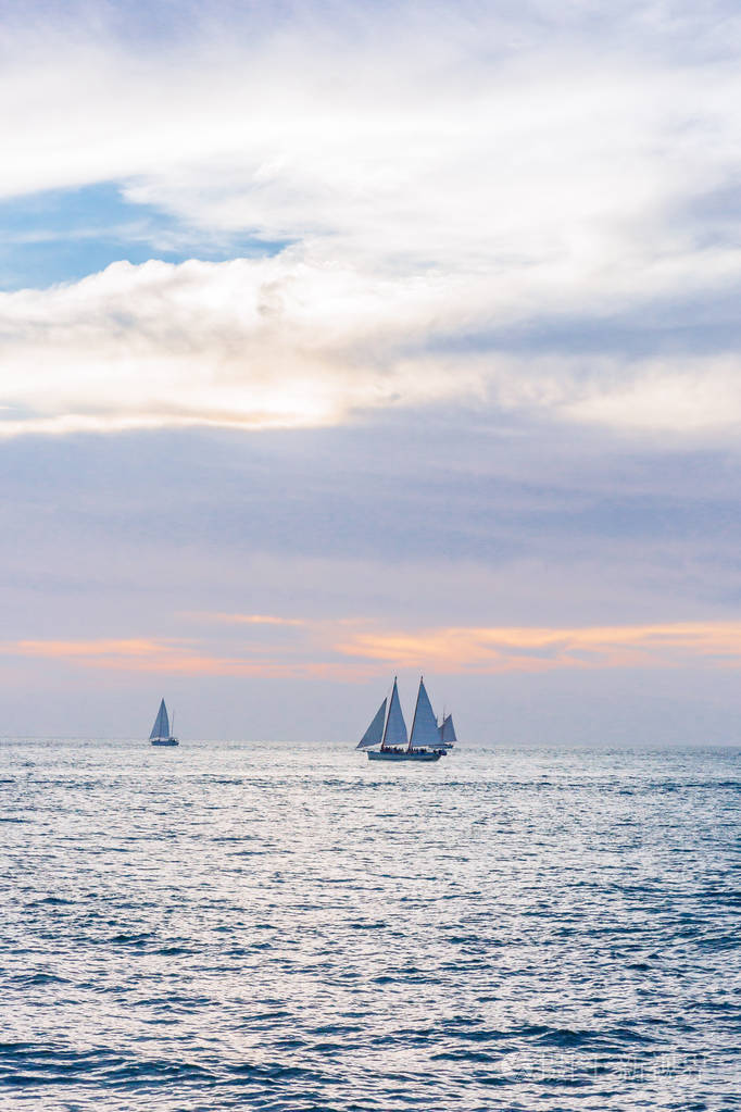 在日落, 在基韦斯特, 佛罗里达州, 美国的帆船在海上旅行的视图