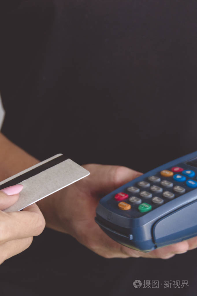 信用卡刷卡通过终端出售在商店.购物和零售概念