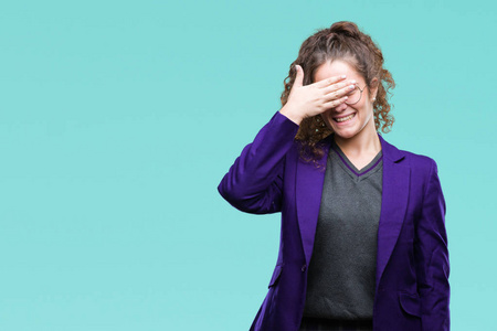 盲目的概念美丽的蓝眼睛红头发的微笑的女孩的肖像在针织毛衣摆在雪