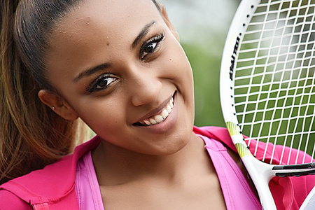 哥伦比亚青少年女孩网球运动员微笑