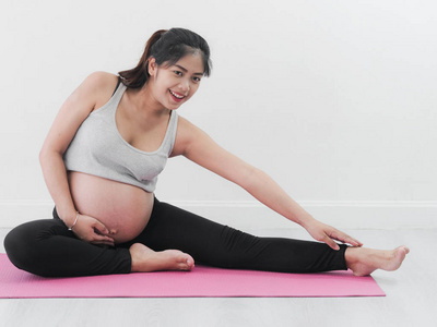 亚洲孕妇在家做瑜伽, 生活方式概念