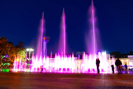 明亮多彩的喷泉在夜晚的哈巴罗夫斯克的黑龙江河路堤。鲜艳的颜色。灯具照明