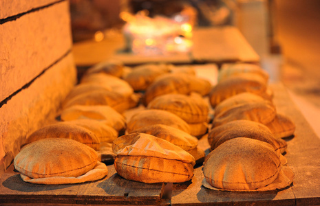 阿拉伯早餐新鲜的阿拉伯文面包照片