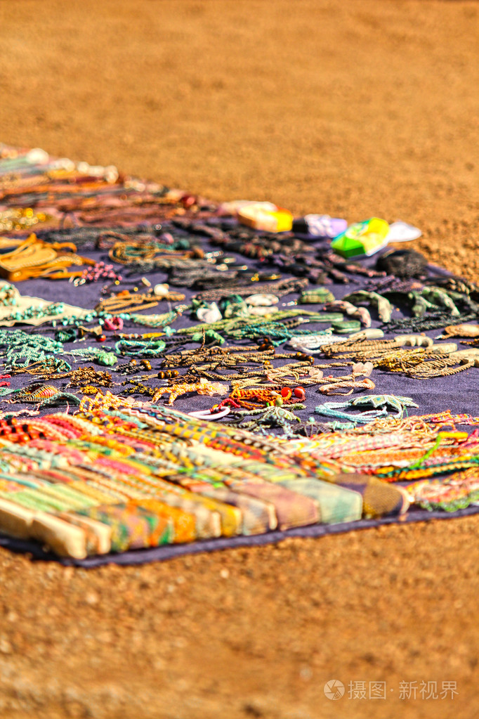 什锦手工制作首饰在地毯上，在街头市场