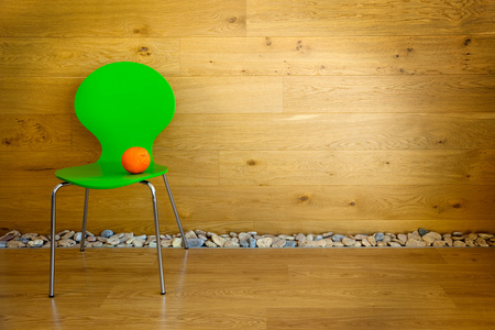 一个绿色的椅子和一杯橙汁  空房间  现代室内
