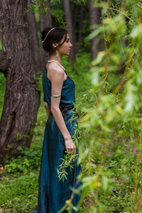 在衣服站在森林里的女孩