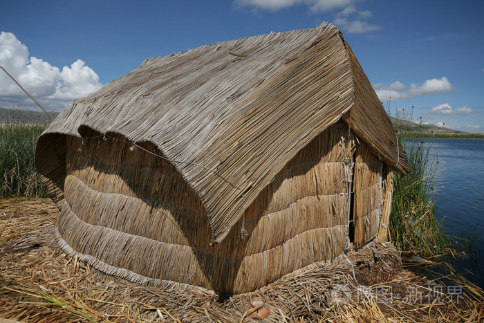 在秘鲁当地芦苇作的房子