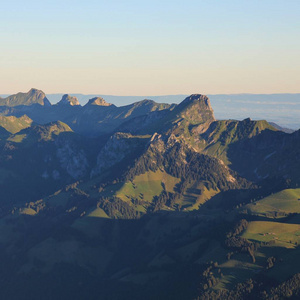 山 Gantrisch, Homad 和 Stockhorn 在日出。山范围在 Bernese Oberland。瑞士阿尔卑斯