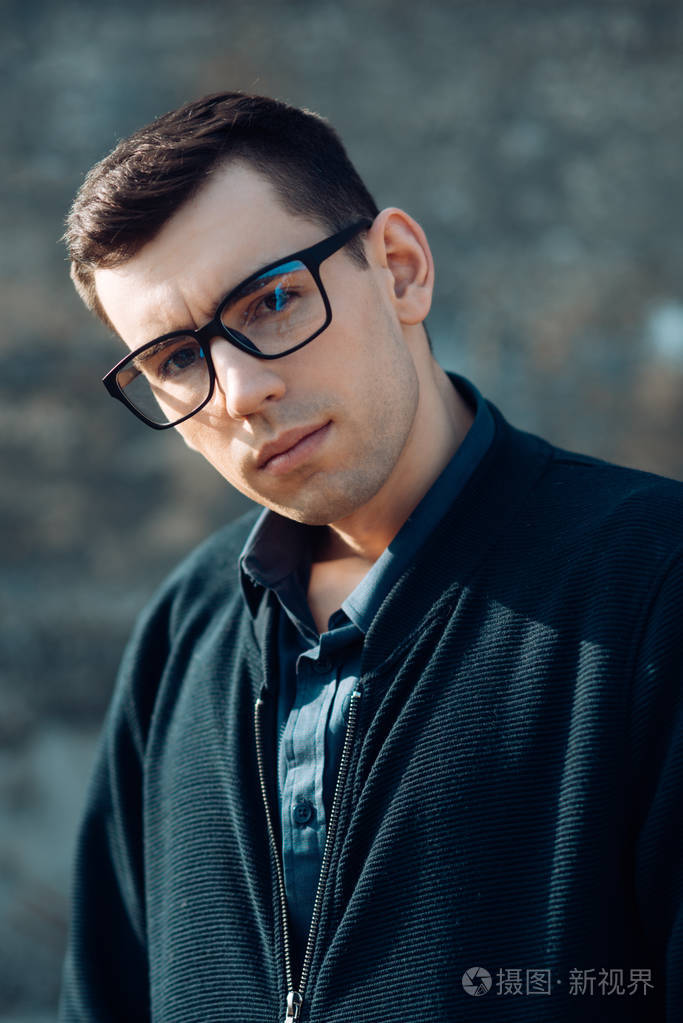 肖像的人戴眼镜, 看着相机户外.戴眼镜的人感到自信.接近商业人的面孔