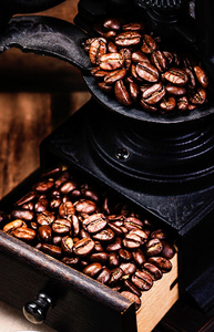 咖啡豆与老式手动咖啡研磨机