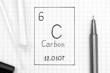 元素的周期性表。用黑色钢笔试管和移液器书写化学元素碳 C。特写