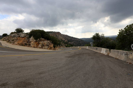 在以色列北部的山区道路