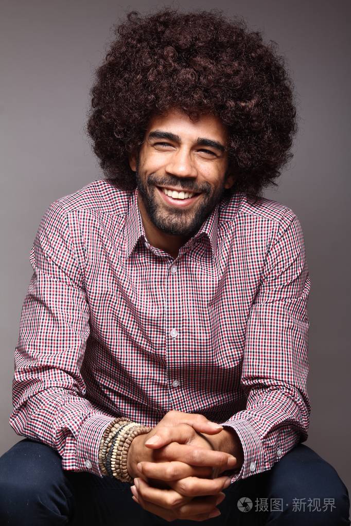 大头发的黑人快乐的人