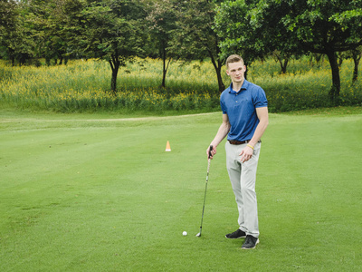 快乐高尔夫球手在绿地上打高尔夫球, 生活方式概念