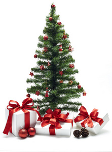 圣诞树与红色装饰, 礼品盒在白色背景, 圣诞节概念室内房间
