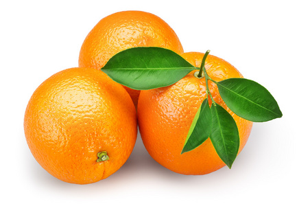 用树叶孤立的白色背景上的橙色水果。剪切路径