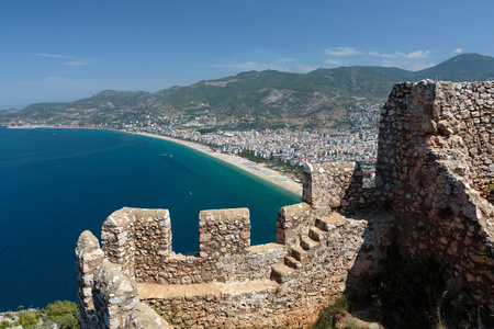 城堡的建造在岩石和克娄巴特拉海滩，安塔利亚，土耳其阿拉尼亚