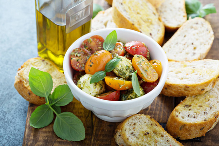 Caprese bruschetta 与香蒜酱