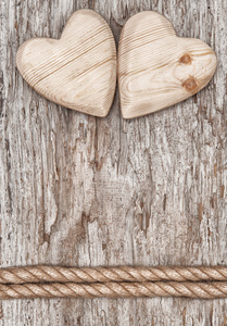 两个木心和旧的木头上的绳索