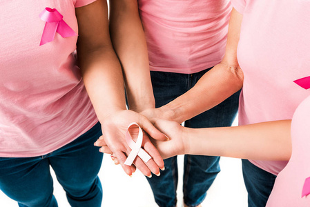 女性在粉红色 t恤中的部分观点持有乳癌意识丝带被隔离在白色