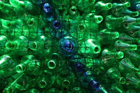 绿色和蓝色的空瓶