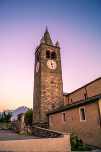 教堂钟楼, 秋季的颜色在日落期间