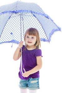 积极的小女孩，站在一把蓝色的伞下