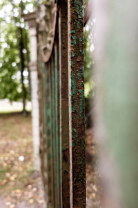 一种具有剥离颜色和铁锈的旧金属门