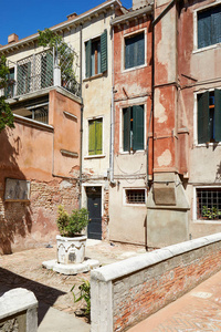 在意大利阳光明媚的日子里, 威尼斯法院拥有古老的水井建筑物和房屋外墙