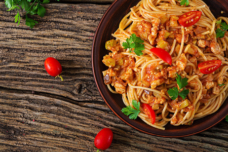 意大利面意大利面, 番茄酱, 蔬菜和碎肉自制的意大利面食在质朴的木制背景。顶部视图。平躺