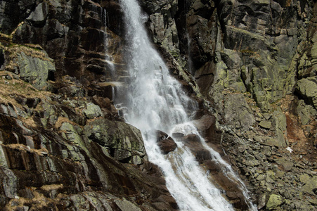 多石山河流瀑布流动的运动镜头